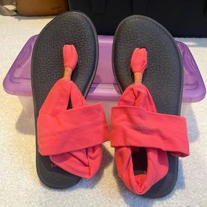 Sanuk sandals Size 8